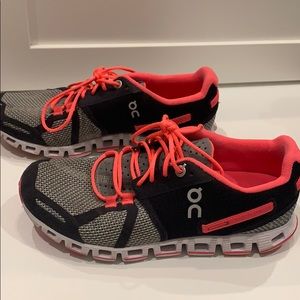 On cloud sneakers size 5.5